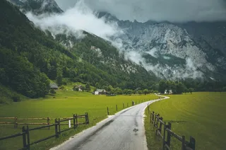 云雾缭绕的山谷小路