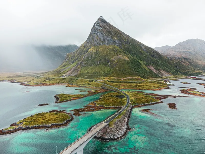 山峦起伏间的碧海长桥