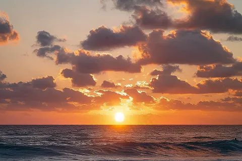 海上清晨日出朝霞云层摄影图