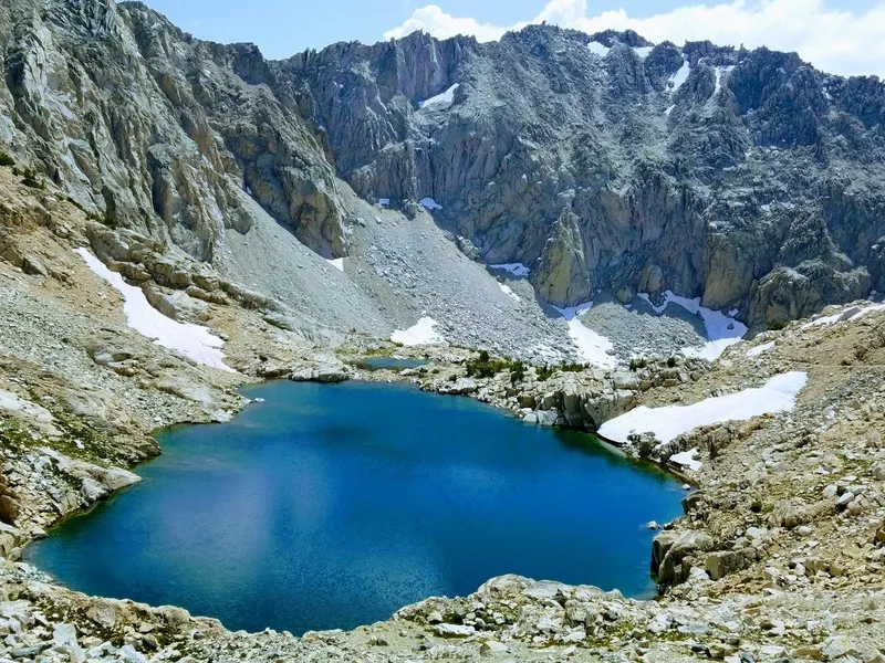 高山之巅的湛蓝湖泊