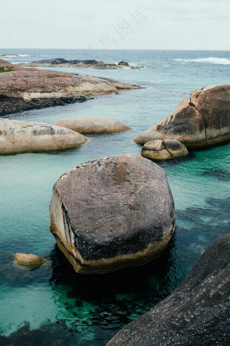 宁静海岸边的巨石与碧水