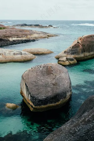 宁静海岸边的巨石与碧水
