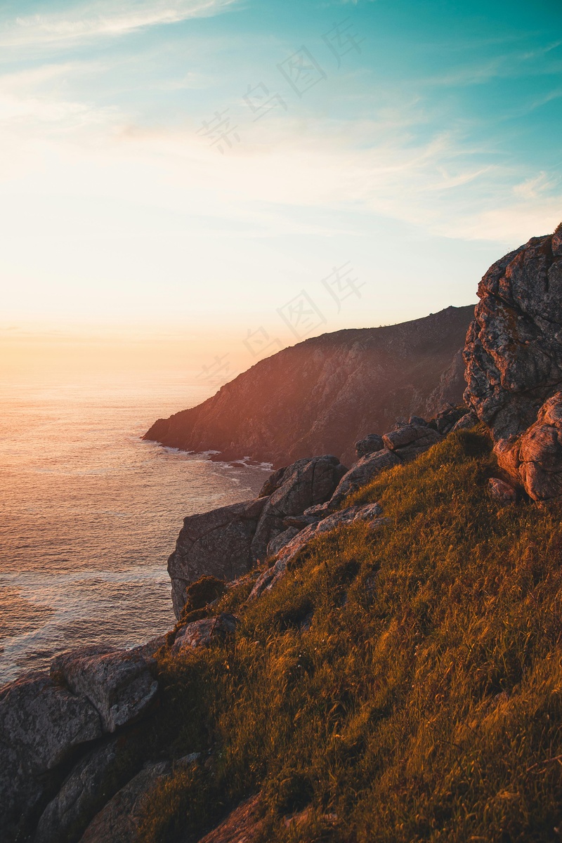 海岸线上的夕阳余晖