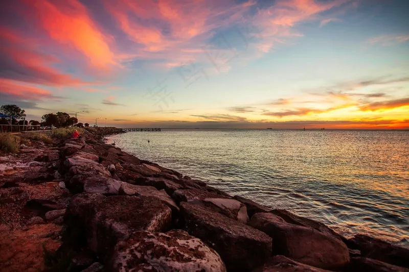 岩石海岸线上的绚丽黄昏