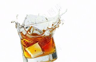 啤酒杯飞溅的水免抠