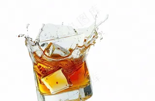 啤酒杯飞溅的水免抠