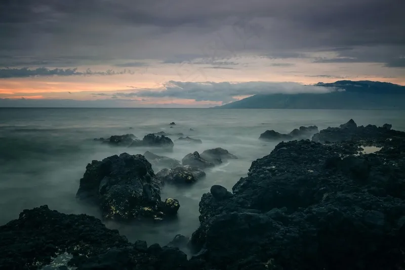 黄昏时分的宁静海岸线