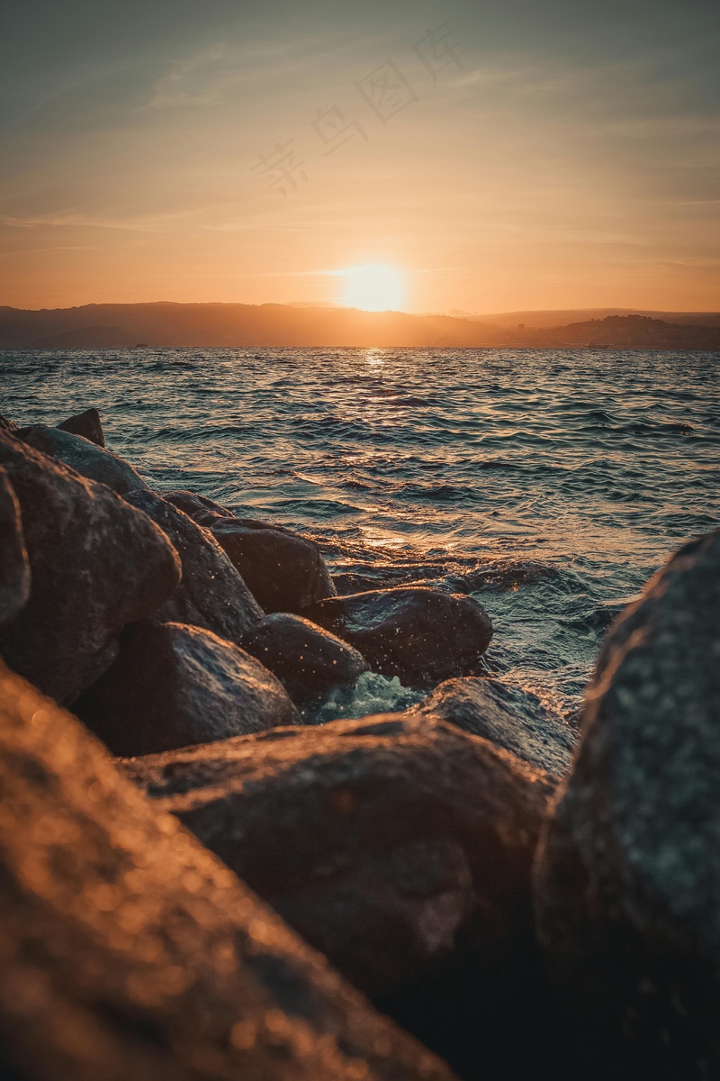 夕阳下的海岸线