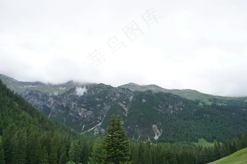 群山连绵到天际