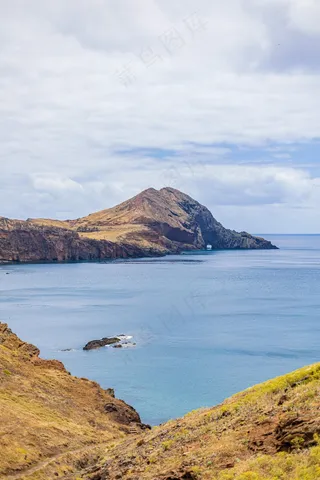 遥望静谧的海岛山峦