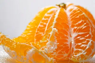 橘子剥开新鲜水果摄影图