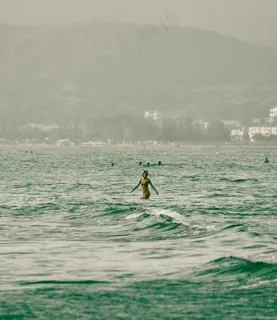 独自划桨者与远山的海上邂逅
