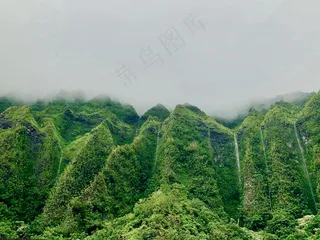 绿油油的群山被白云围绕