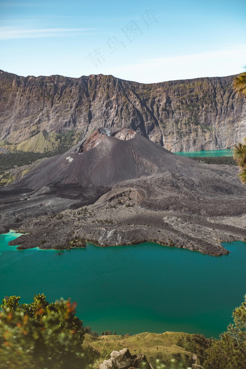 蓝色海湾的火山