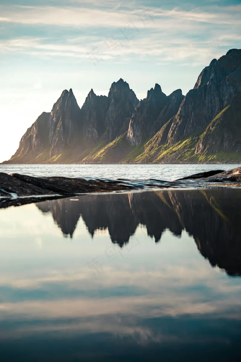 倒影中的峻岭与黎明之光