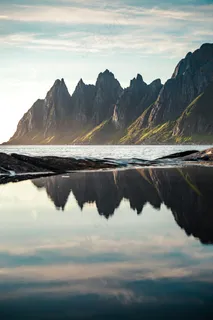 倒影中的峻岭与黎明之光