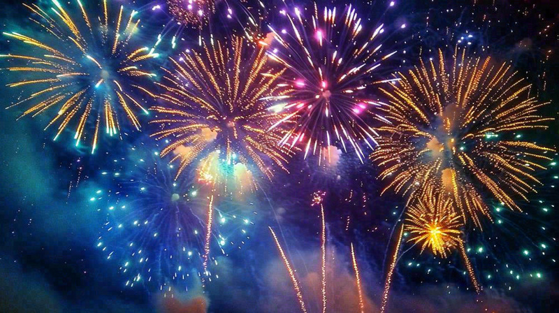 夜晚天空中绽放的绚丽烟花节日庆祝摄影图(1456x816)