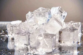夏日清凉透明的冰块摄影图