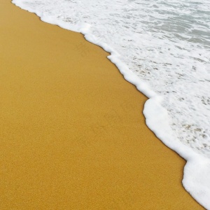 蓝色沙滩和白色的海浪