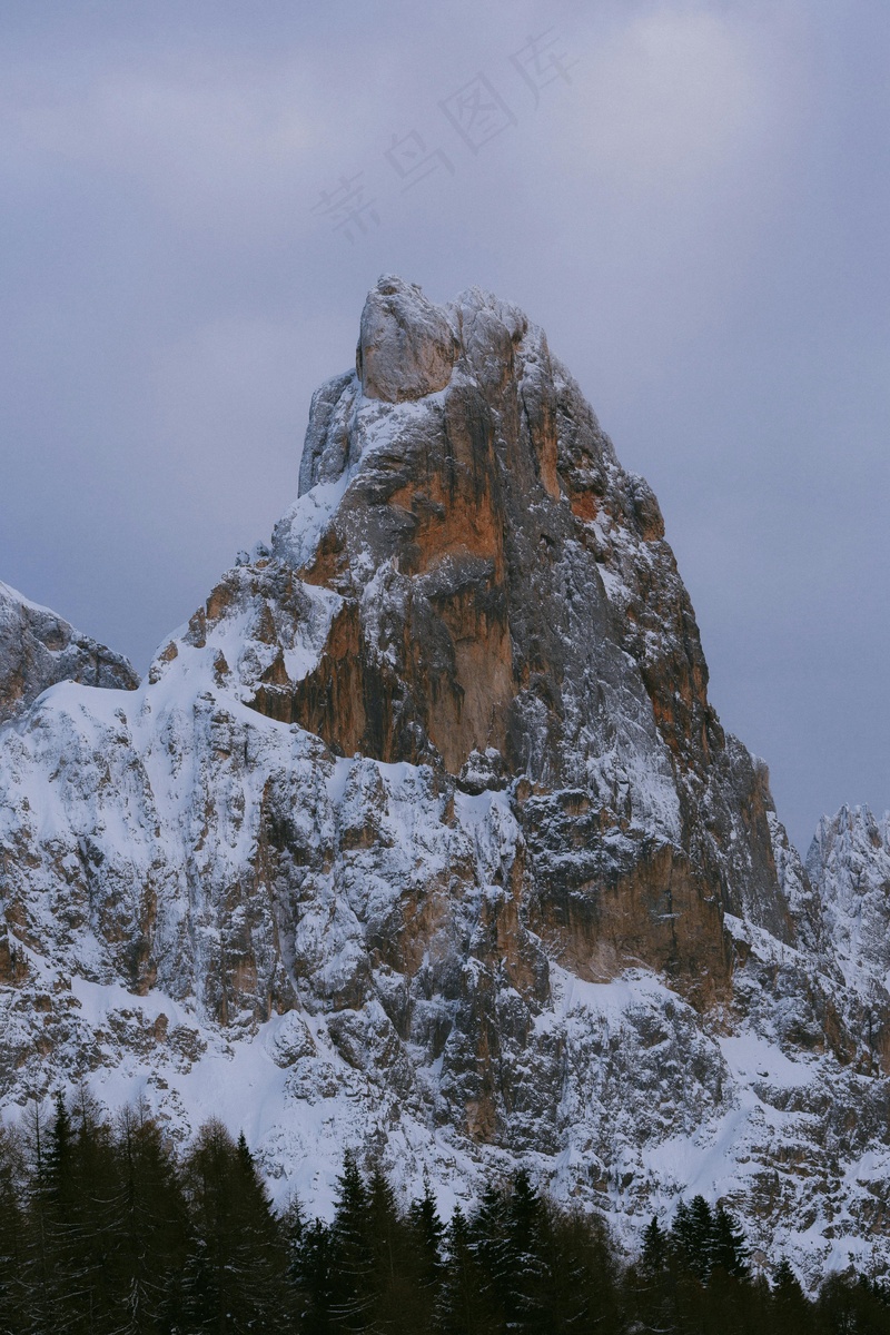 冰雪覆盖的巍峨山峰