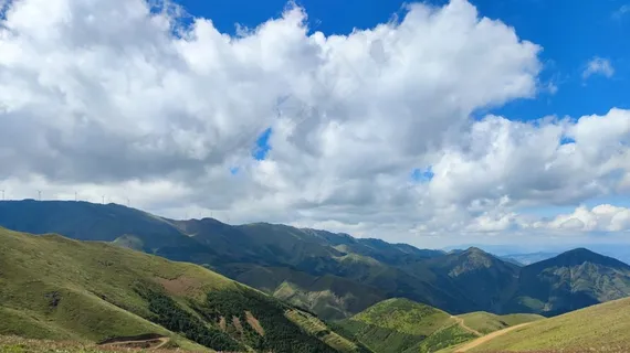 白云与青山交汇,云山接一线 白云与青山交汇,云山接一线