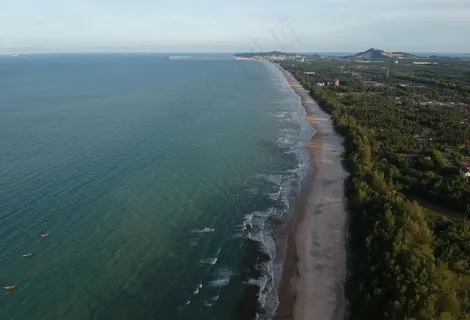 宁静海滨小镇的黄昏时分