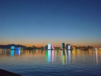 海边夜景倒影