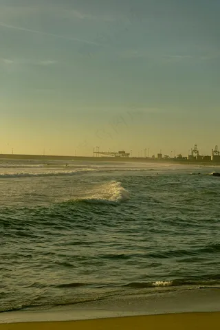 黄昏时分的海港和沙滩