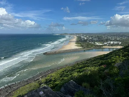 阳光普照的海岸线与蔚蓝海洋 阳光普照的海岸线与蔚蓝海洋