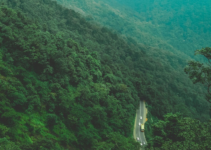 航拍绿色群山之中的公路