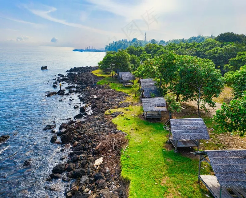 热带海岸线旁的宁静渔村