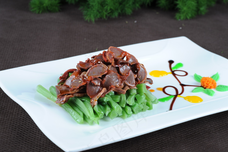 贡菜鸡胗  28 味型：酸辣  主料：鲜贡菜  鸡胗