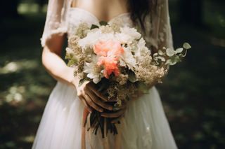 拿手捧花新娘白色婚纱森林婚礼摄影图