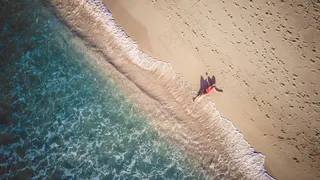 独自在沙滩边畅想的旅人