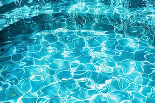 游泳池清澈蓝色的水摄影图