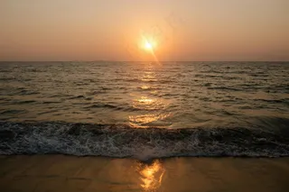 金色海面上的夕阳倒影