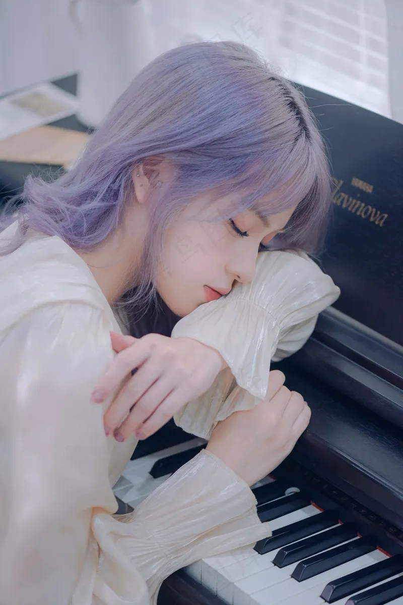 钢琴前睡觉漂亮的女孩子