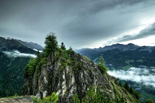 云雾缭绕的山峰
