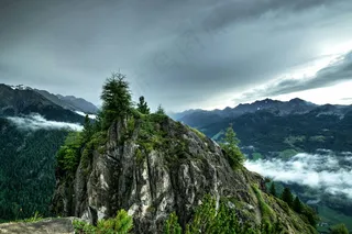 云雾缭绕的山峰