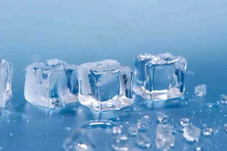 夏日清凉透明的冰块摄影图