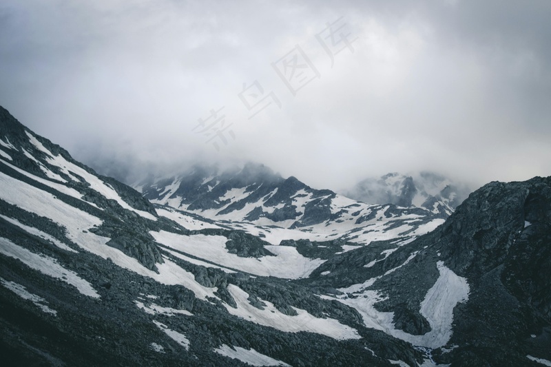 云雾缭绕的雪山山脉