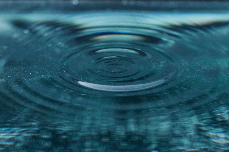 水滴下时产生的水波纹