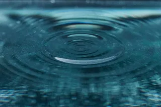 水滴下时产生的水波纹