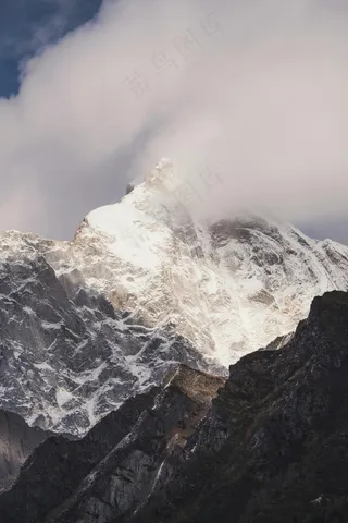 云雾缭绕的雪山