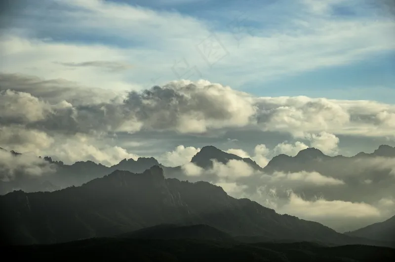 云雾缭绕的山峰之美