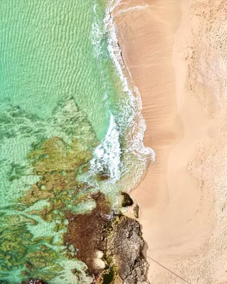 清澈碧水拍击金色沙滩