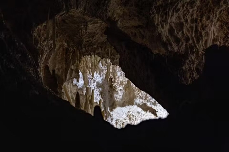 山洞中的风景图