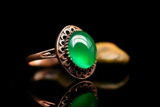 祖母绿宝石戒指墨绿复古戒指摄影图