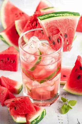 冰镇西瓜汽水夏日冰饮摄影图