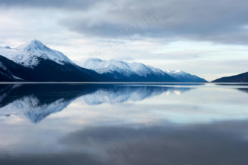 静谧湖光山色图